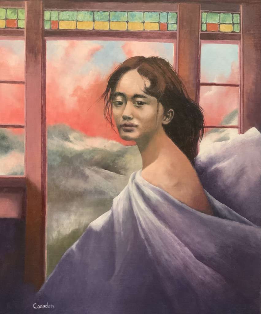 Figuratief schilderij door Jeroen Coenders van een jonge vrouw gehuld in een paars laken, poserend voor een raam met uitzicht op een dromerige rode lucht en bergen.