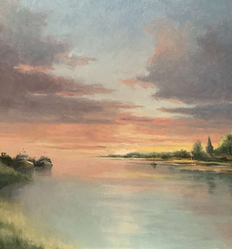 Schilderij van Jeroen Coenders van een rivierlandschap bij zonsondergang, met boten aan de oever en een kerktoren in de verte onder een sfeervolle bewolkte lucht.