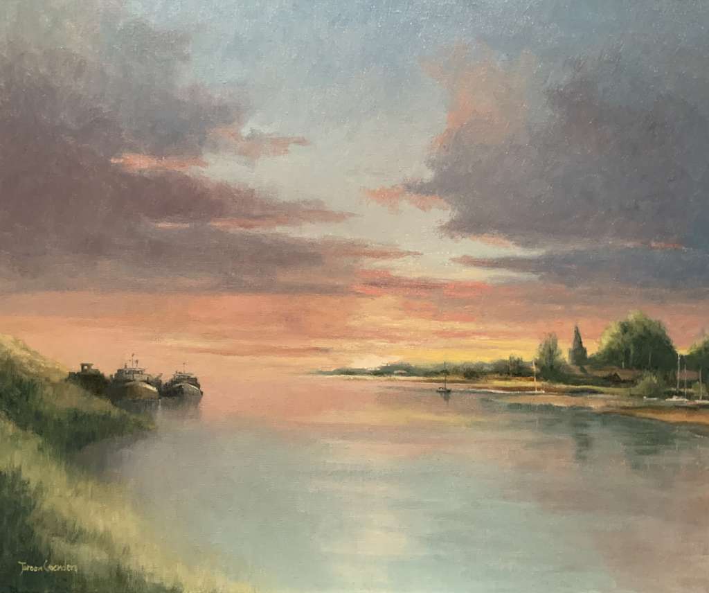 Schilderij van Jeroen Coenders van een rivierlandschap bij zonsondergang, met boten aan de oever en een kerktoren in de verte onder een sfeervolle bewolkte lucht.