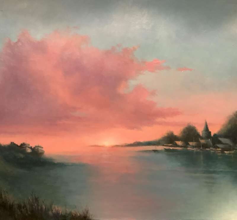 Schilderij van Jeroen Coenders van een rivierlandschap met een dorp aan het water en boten onder een indrukwekkende roze wolkenlucht bij zonsondergang.