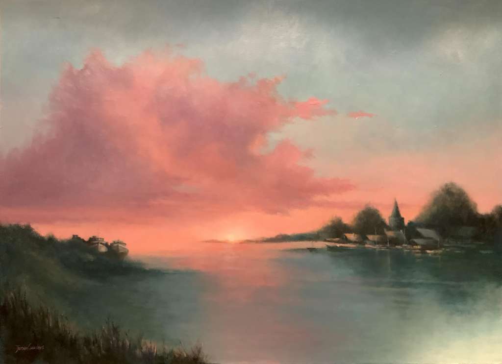 Schilderij van Jeroen Coenders van een rivierlandschap met een dorp aan het water en boten onder een indrukwekkende roze wolkenlucht bij zonsondergang.