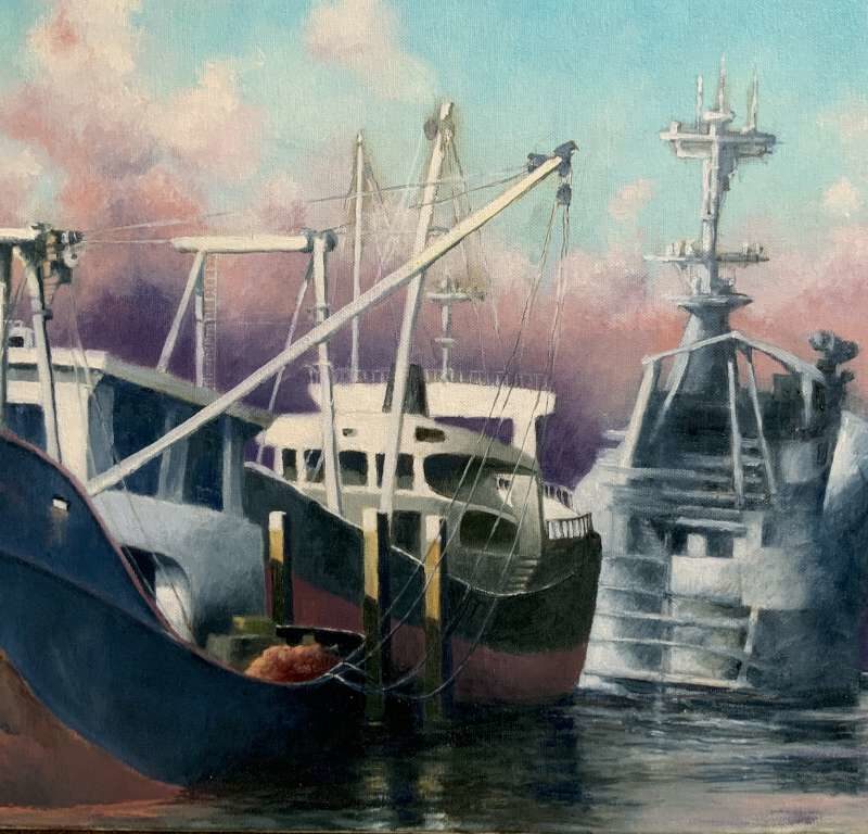 Schilderij van verschillende vissersschepen en kotters afgemeerd in een haven bij zonsondergang met een paarsroze lucht, gemaakt door Jeroen Coenders.