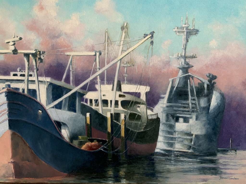 Schilderij van verschillende vissersschepen en kotters afgemeerd in een haven bij zonsondergang met een paarsroze lucht, gemaakt door Jeroen Coenders.