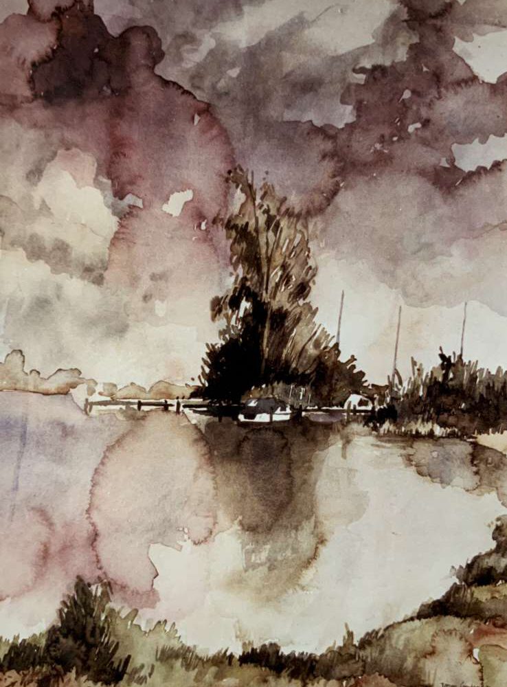 Aquarel van Jeroen Coenders met een opvallende paarse wolkenlucht die reflecteert in het water bij een beboste oever.