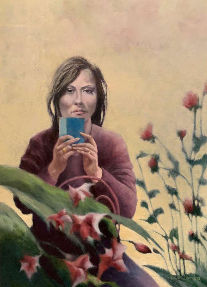 Schilderij 'Selfie' door Jeroen Coenders van een vrouw die een blauwe smartphone vasthoudt, omgeven door bloemen en planten in een zachte, warme stijl.