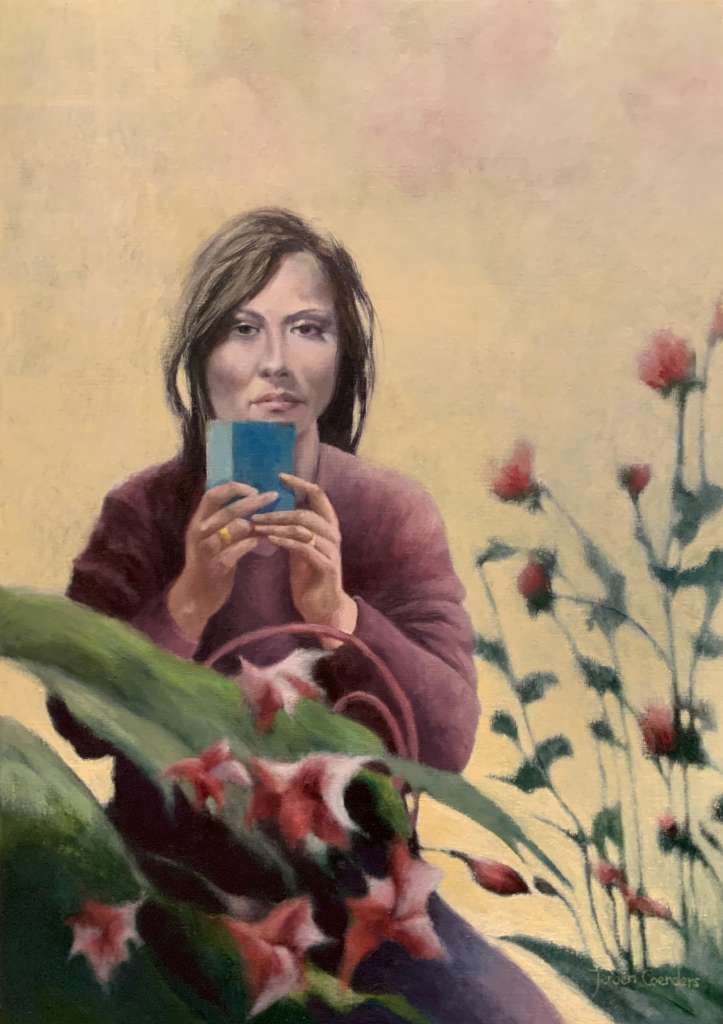 Schilderij 'Selfie' door Jeroen Coenders van een vrouw die een blauwe smartphone vasthoudt, omgeven door bloemen en planten in een zachte, warme stijl.