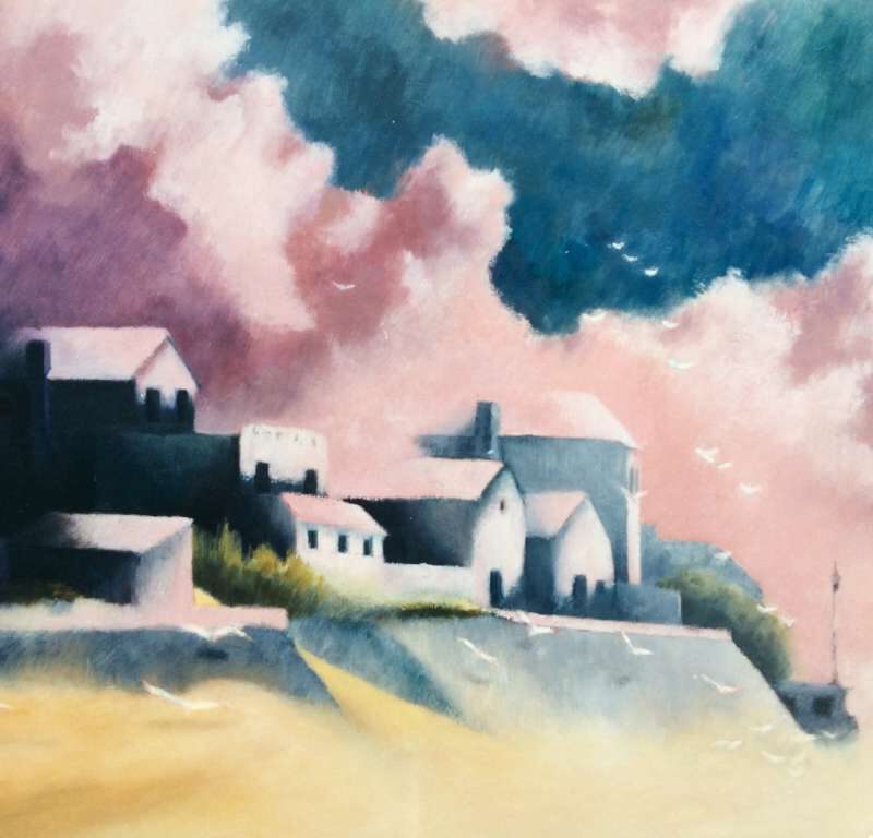 Schilderij van witte huizen op een duin of dijk aan de kust, met vliegende meeuwen tegen een dramatische roze en blauwe wolkenlucht, gemaakt door Jeroen Coenders.