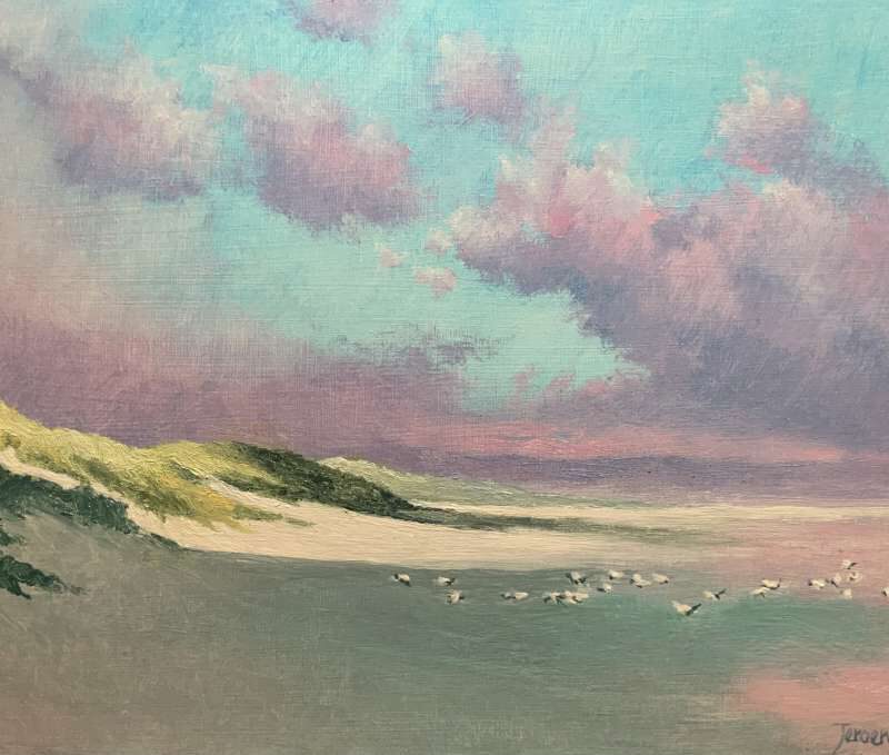 Sfeervol schilderij van een duinlandschap en het strand met een vlucht vogels en een opvallende lucht met roze en paarse wolken, door Jeroen Coenders.