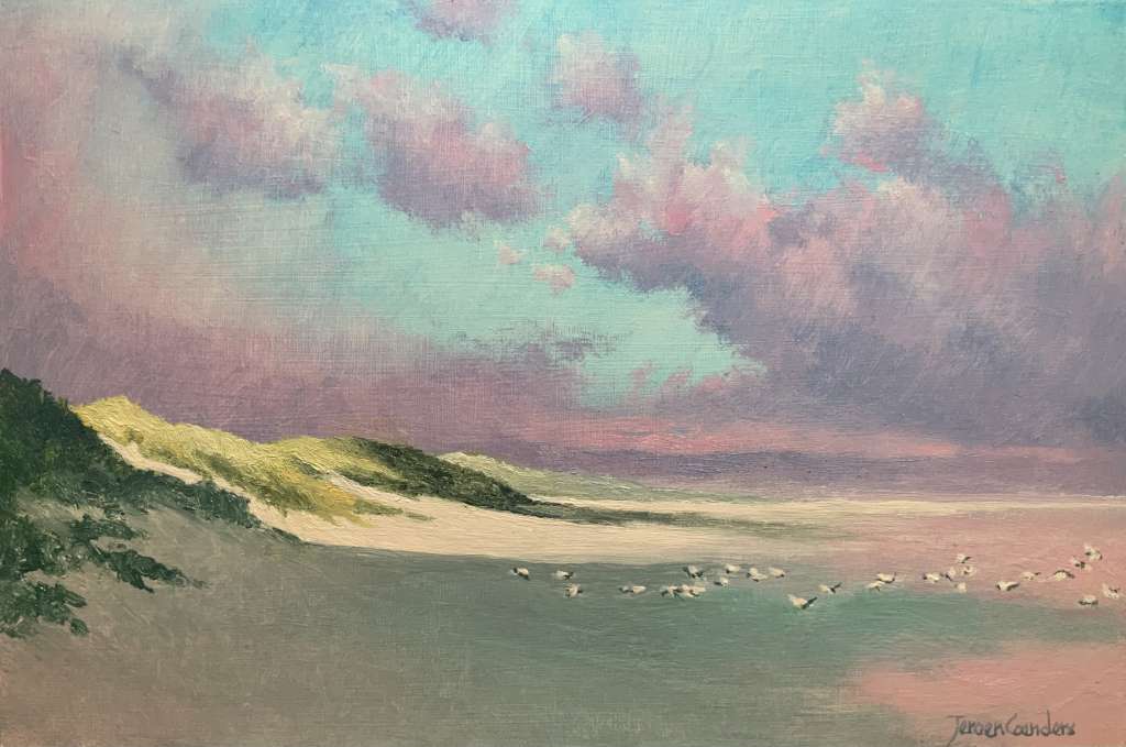 Sfeervol schilderij van een duinlandschap en het strand met een vlucht vogels en een opvallende lucht met roze en paarse wolken, door Jeroen Coenders.