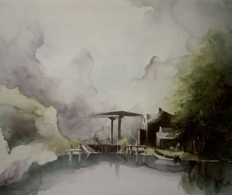 Sfeervolle aquarel van Jeroen Coenders van een historisch sluisje met een ophaalbrug en een huis langs het water onder een bewolkte lucht.