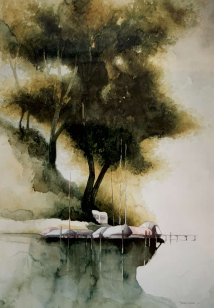 Sfeervolle aquarel van Jeroen Coenders met een houten steigertje en aangemeerde bootjes onder de schaduw van hoge bomen bij het water.