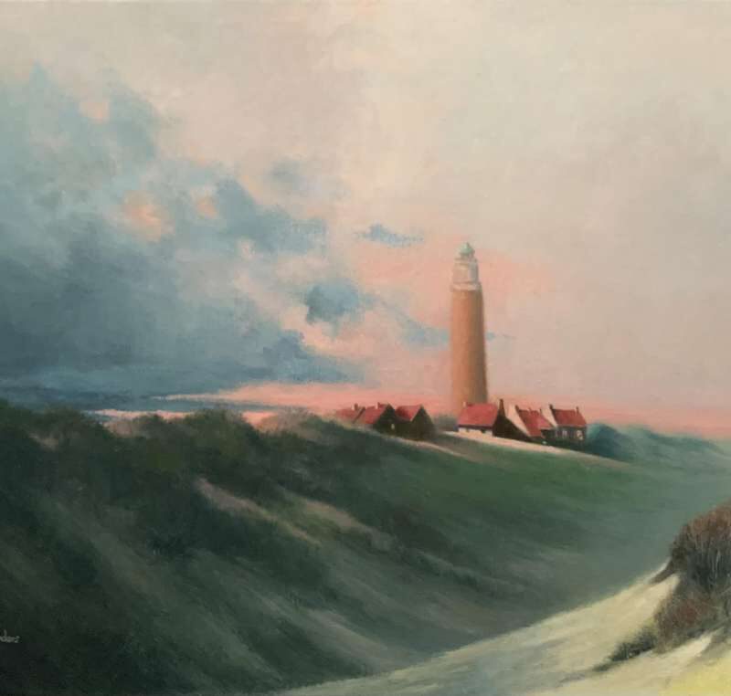 Schilderij Texel-5-Jeroen-Coenders door Jeroen Coenders van een vuurtoren en omliggende huizen op een duinlandschap tijdens een sfeervolle zonsondergang.