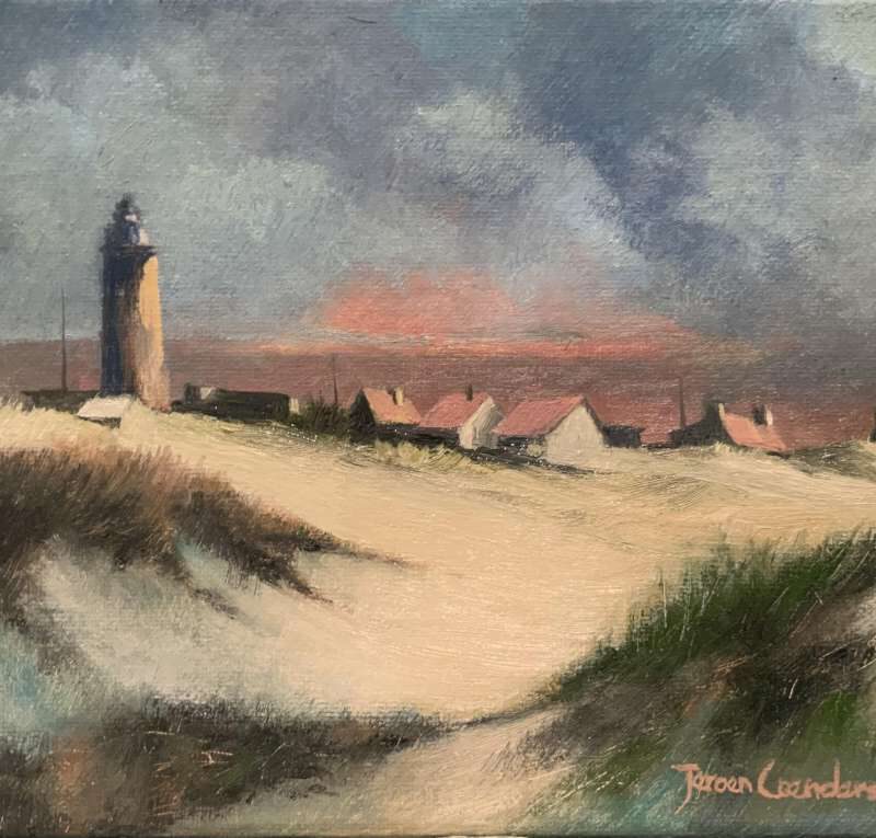 Schilderij van Jeroen Coenders van een kustlandschap met een vuurtoren en huizen achter zandduinen onder een dreigende bewolkte lucht.