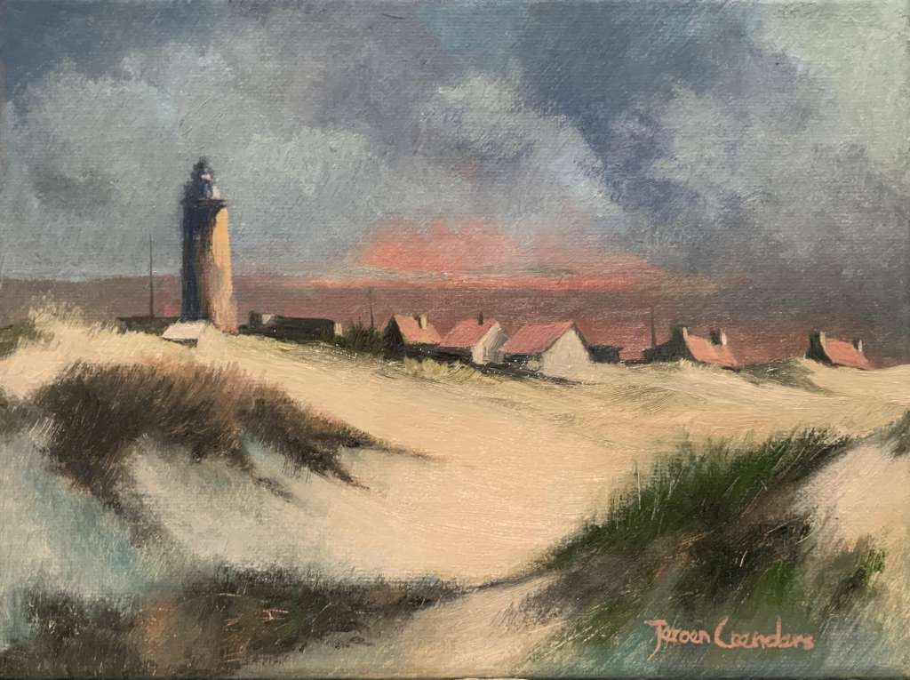 Schilderij van Jeroen Coenders van een kustlandschap met een vuurtoren en huizen achter zandduinen onder een dreigende bewolkte lucht.