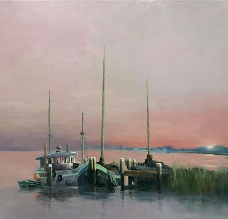 Schilderij van Jeroen Coenders van een boom op een eiland in een glad wateroppervlak tijdens een sfeervolle zonsondergang met roze en grijze wolkenluchten.