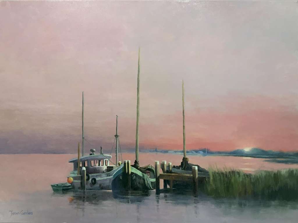 Schilderij van Jeroen Coenders van een boom op een eiland in een glad wateroppervlak tijdens een sfeervolle zonsondergang met roze en grijze wolkenluchten.