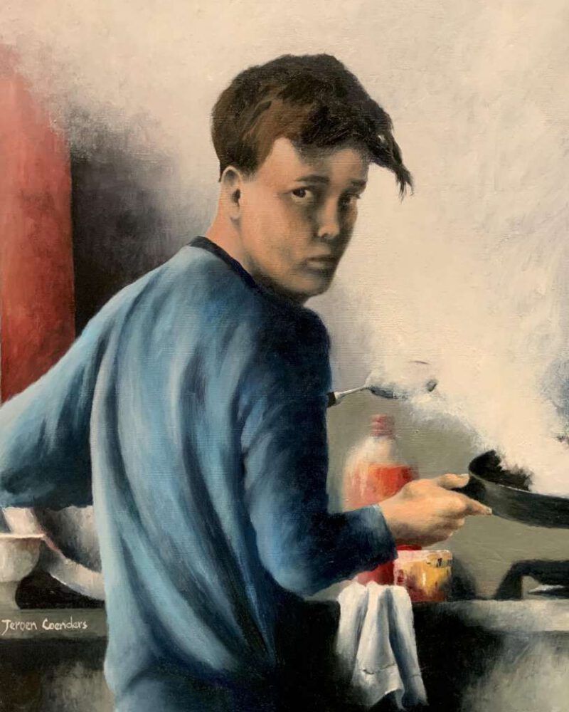 Portretschilderij 'Tygo' door Jeroen Coenders van een jongeman in een blauw shirt die over zijn schouder kijkt tijdens het koken in een keuken setting.