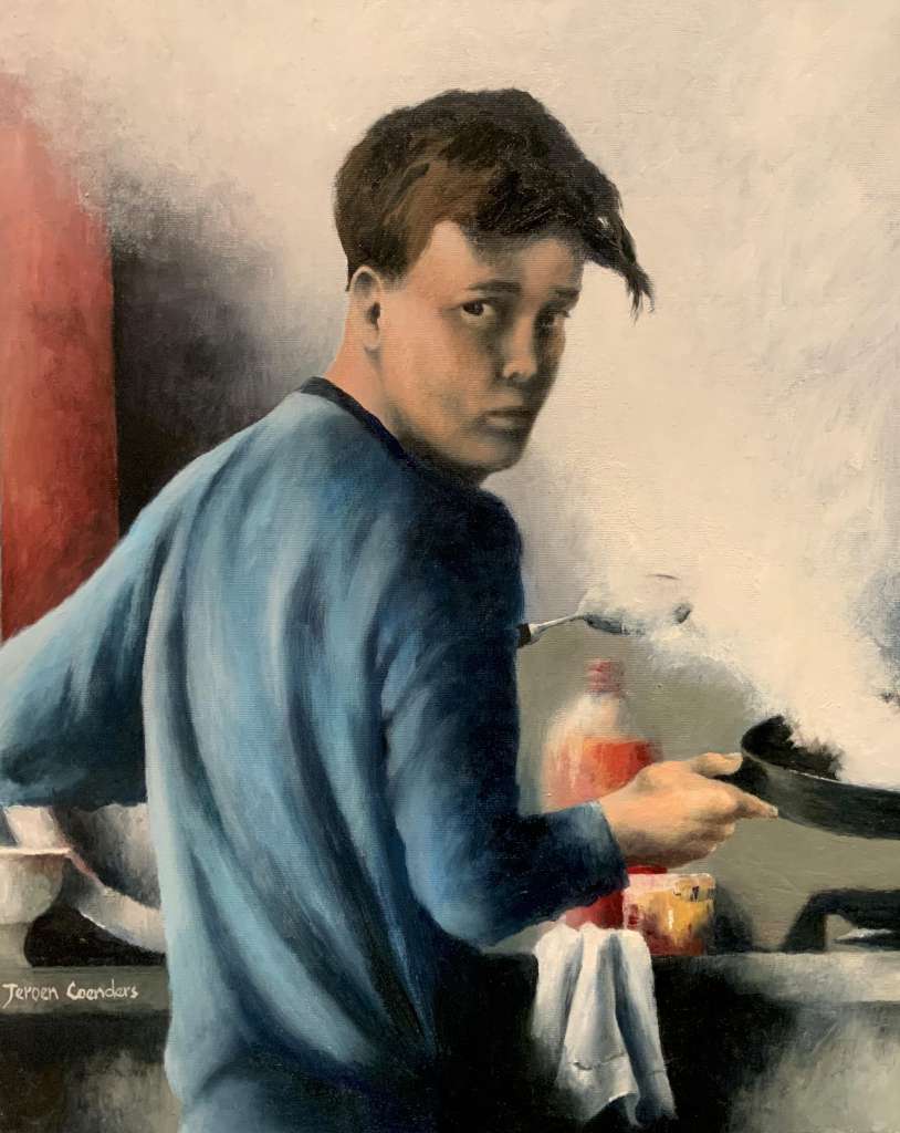 Portretschilderij 'Tygo' door Jeroen Coenders van een jongeman in een blauw shirt die over zijn schouder kijkt tijdens het koken in een keuken setting.