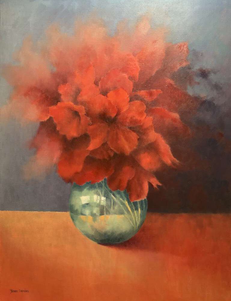 Sfeervol stilleven in olieverf door Jeroen Coenders, met een weelderig boeket rode bloemen in een ronde glazen vaas op een warme oranje ondergrond, tegen een contrasterende blauwgrijze achtergrond met een zachte lichtinval.