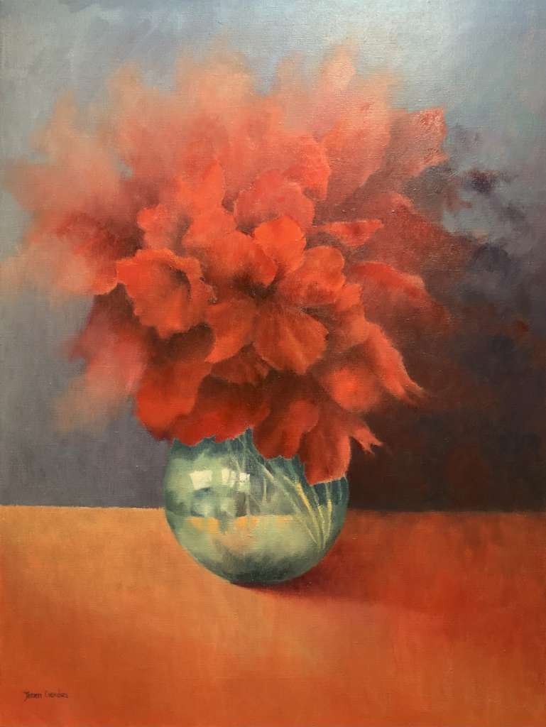 Sfeervol stilleven in olieverf door Jeroen Coenders, met een weelderig boeket rode bloemen in een ronde glazen vaas op een warme oranje ondergrond, tegen een contrasterende blauwgrijze achtergrond met een zachte lichtinval.