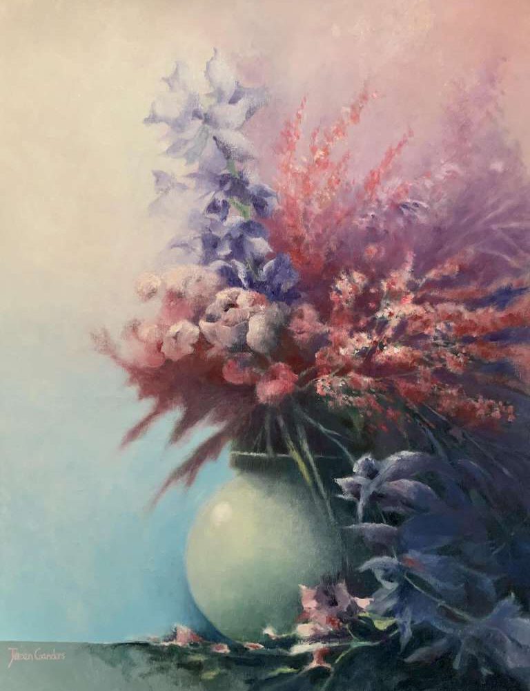 Schilderij van Jeroen Coenders van een kleurrijk boeket met roze en blauwe bloemen in een ronde vaas tegen een lichte achtergrond.