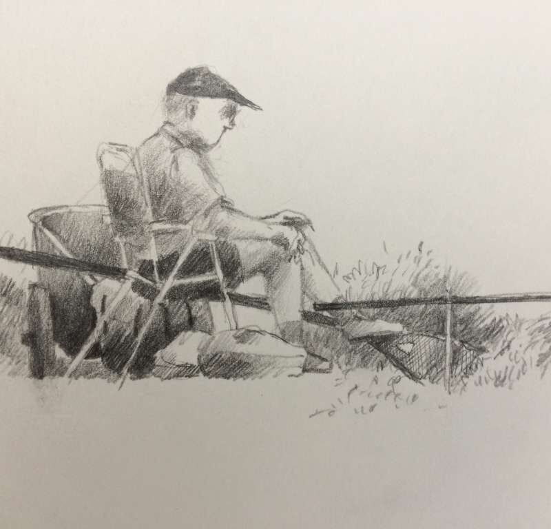 Gedetailleerde potloodtekening van Jeroen Coenders waarop een visser met een pet rustig op een klapstoel aan de waterkant zit te vissen.