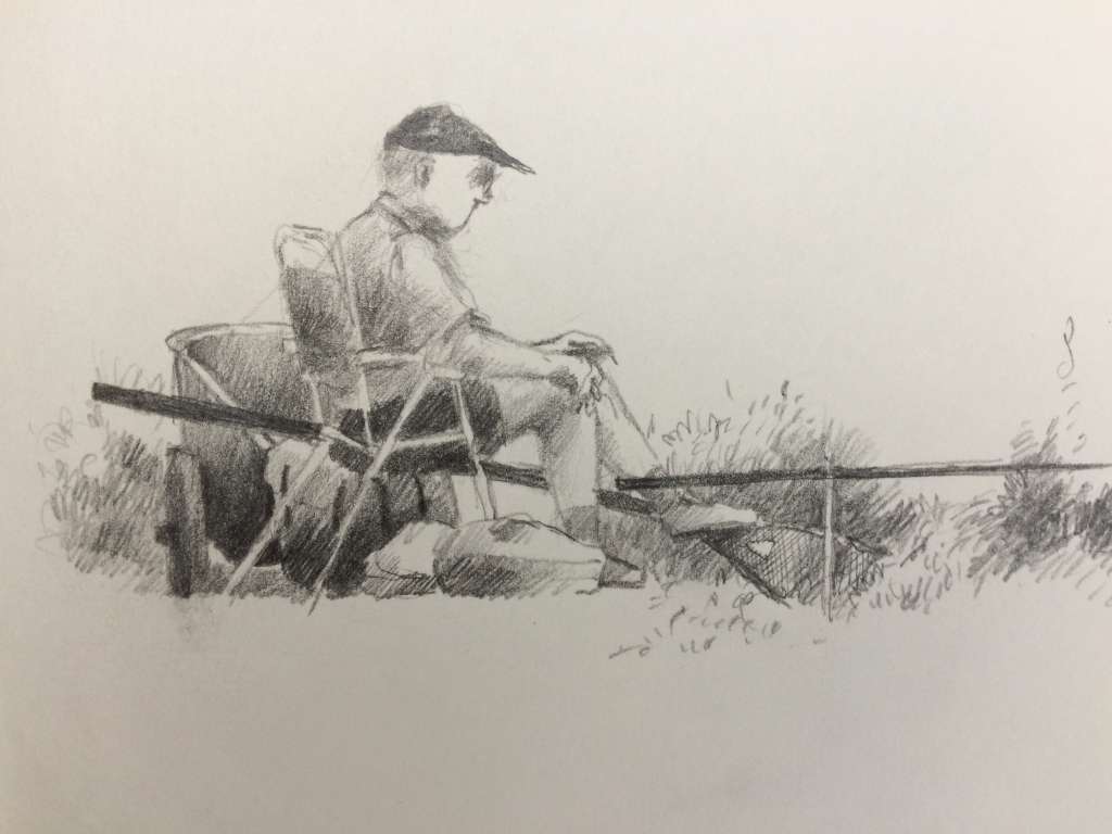 Gedetailleerde potloodtekening van Jeroen Coenders waarop een visser met een pet rustig op een klapstoel aan de waterkant zit te vissen.