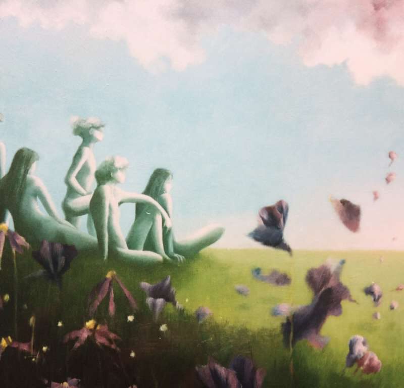Schilderij 'Weiland' door Jeroen Coenders met een dromerige weergave van zittende figuren in een groen landschap met paarse bloemen en een zachte blauwe lucht.