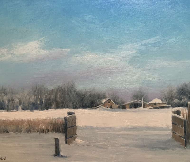 Schilderij van een besneeuwd winterlandschap met een openstaand houten hek op de voorgrond dat leidt naar een boerderij met schuren in de verte onder een blauwe lucht, door Jeroen Coenders.