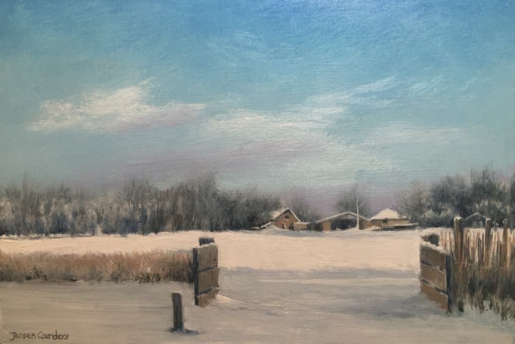 Schilderij van een besneeuwd winterlandschap met een openstaand houten hek op de voorgrond dat leidt naar een boerderij met schuren in de verte onder een blauwe lucht, door Jeroen Coenders.