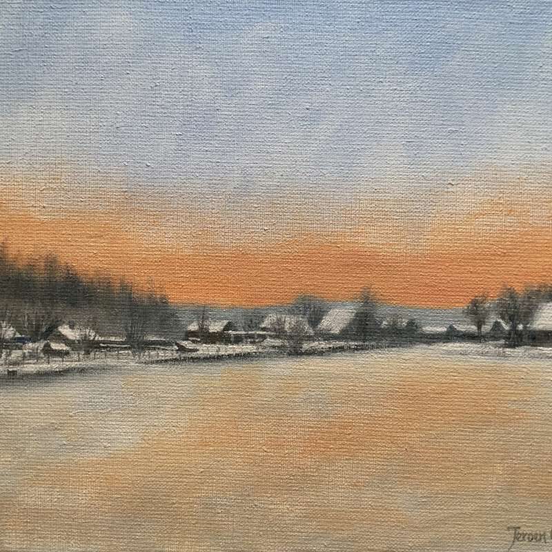 Sfeervol winters landschapsschilderij in olieverf door Jeroen Coenders, met een bevroren, goudkleurig beschenen meer op de voorgrond, een besneeuwd dorp en bomen in de verte, tegen een dramatische zonsondergang lucht die verloopt van oranje naar blauw.