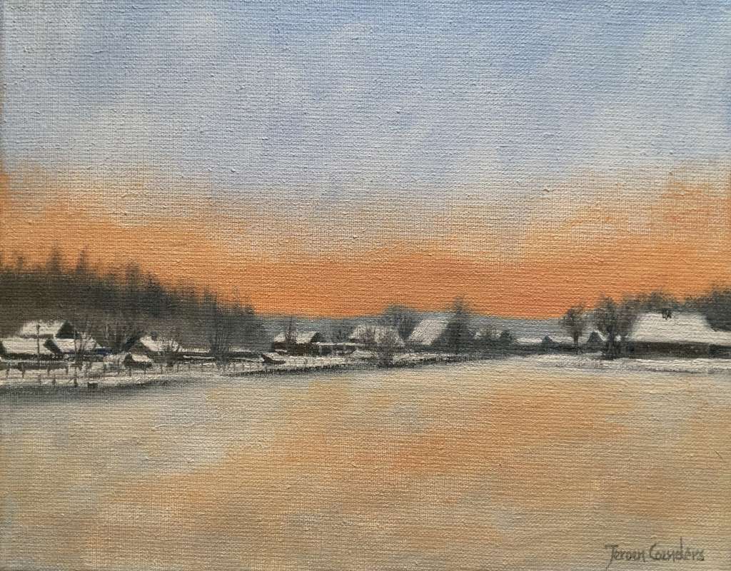 Sfeervol winters landschapsschilderij in olieverf door Jeroen Coenders, met een bevroren, goudkleurig beschenen meer op de voorgrond, een besneeuwd dorp en bomen in de verte, tegen een dramatische zonsondergang lucht die verloopt van oranje naar blauw.