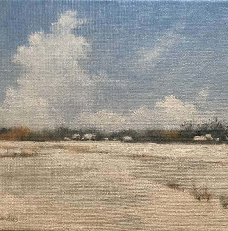 Impressionistisch winters landschap in olieverf door Jeroen Coenders, met een weidse besneeuwde vlakte onder een helderblauwe lucht met grote witte stapelwolken en een verre bomenrij met contouren van boerderijen.