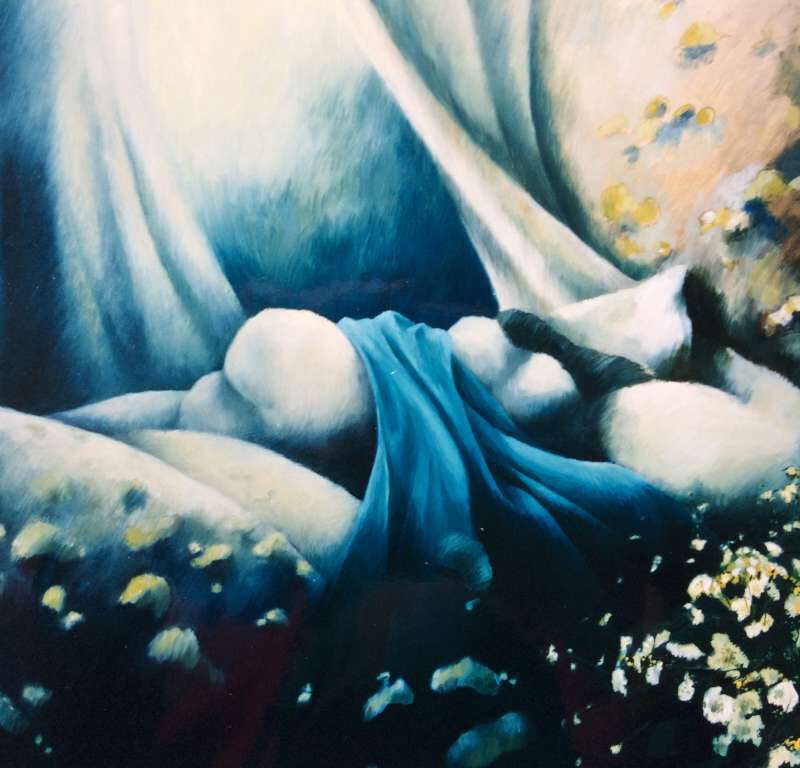 Schilderij 'Winter' door Jeroen Coenders met een liggend vrouwelijk naakt gehuld in een helderblauwe doek, omgeven door een sfeervol samenspel van licht en schaduw met witte bloemaccenten.