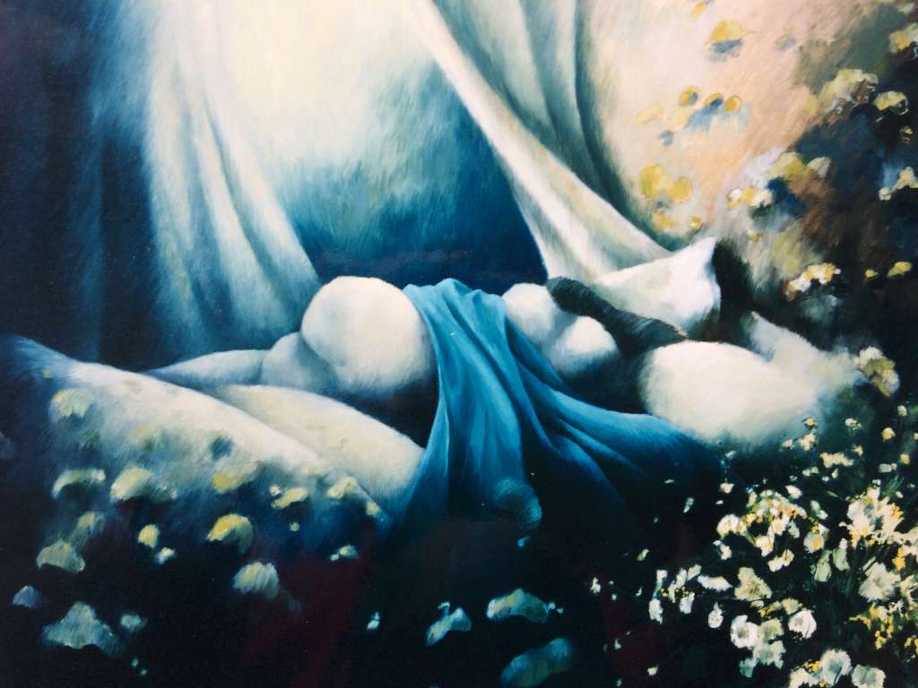 Schilderij 'Winter' door Jeroen Coenders met een liggend vrouwelijk naakt gehuld in een helderblauwe doek, omgeven door een sfeervol samenspel van licht en schaduw met witte bloemaccenten.