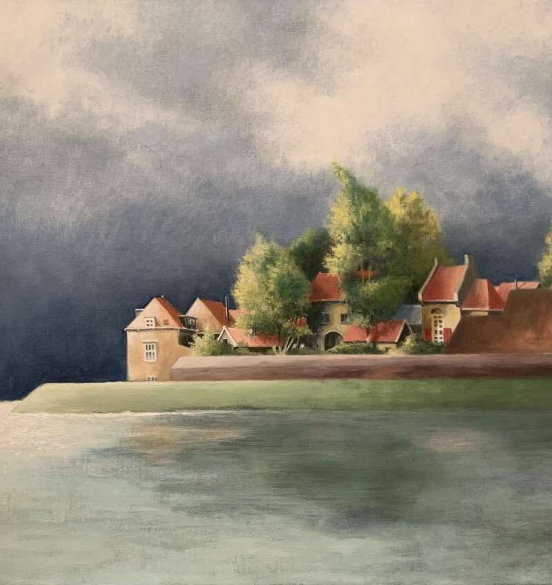 Schilderij van Jeroen Coenders van een historisch stadsgezicht aan het water, met huizen en bomen achter een kade onder een zware, dreigende wolkenlucht.