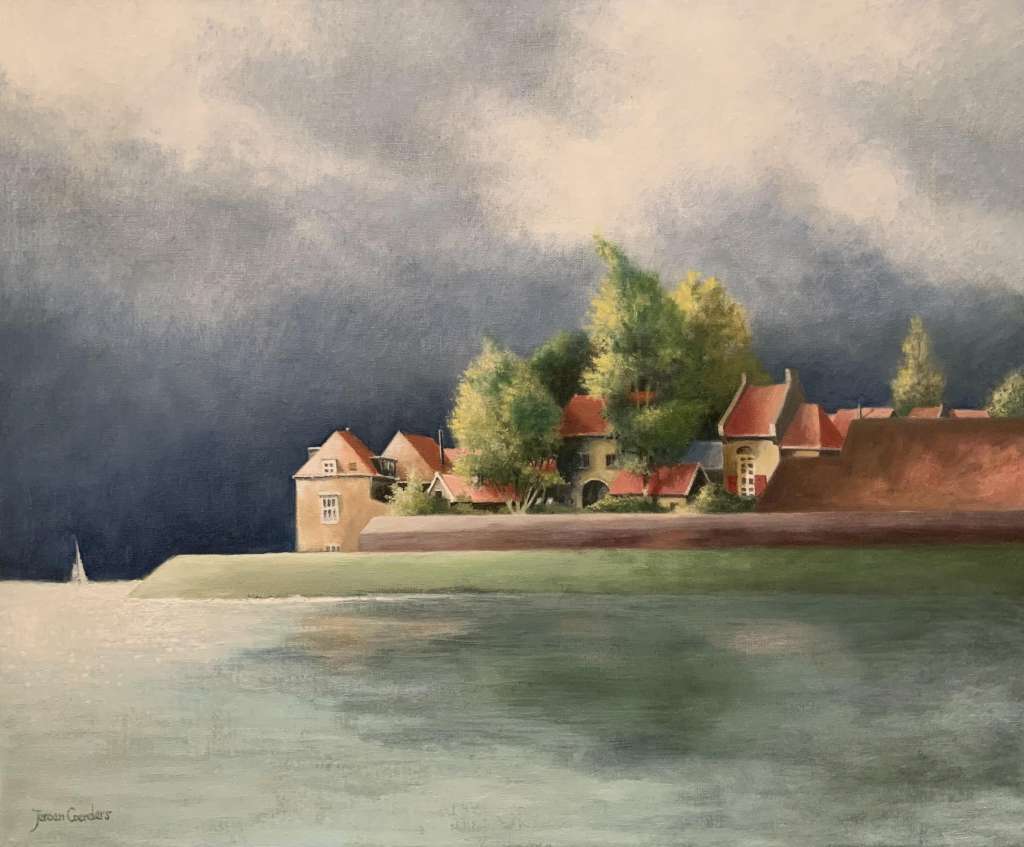 Schilderij van Jeroen Coenders van een historisch stadsgezicht aan het water, met huizen en bomen achter een kade onder een zware, dreigende wolkenlucht.
