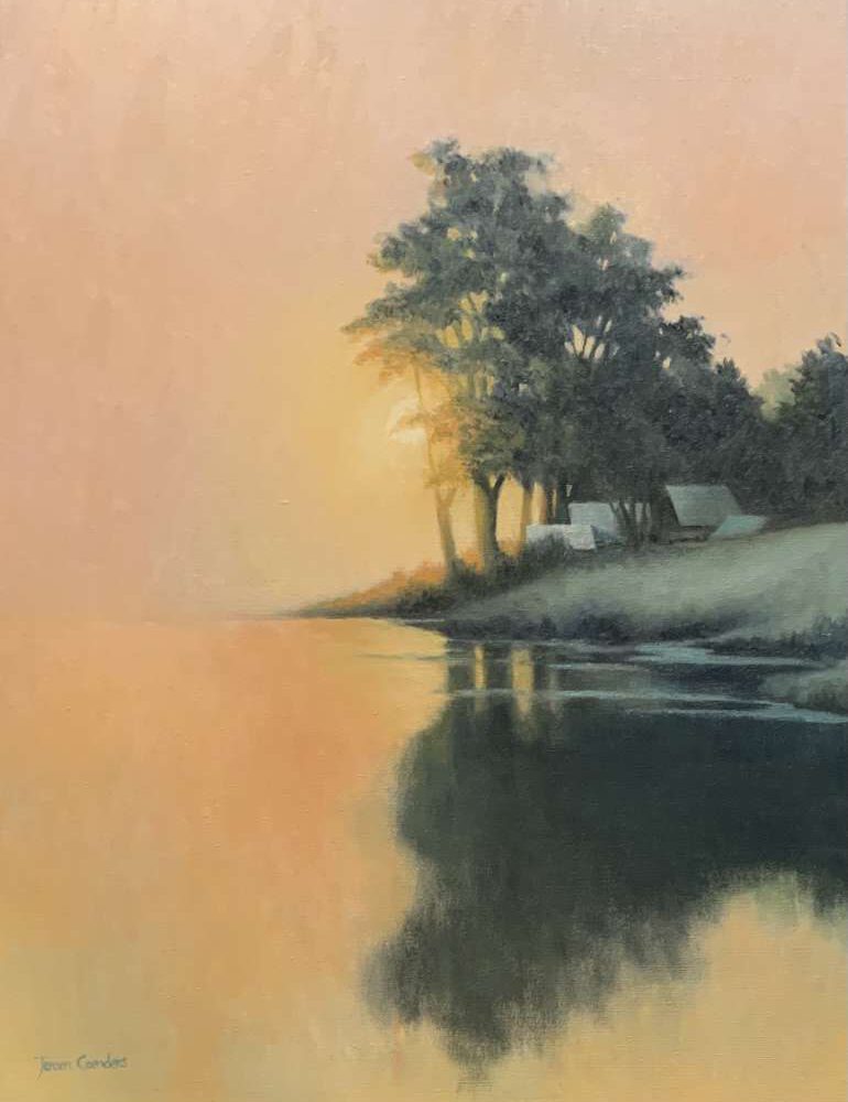 Sfeervol impressionistisch olieverfschilderij van Jeroen Coenders met een verstild meer bij zonsopgang of zonsondergang, waarbij de lage zon door een groep bomen schijnt en een warme gouden gloed over het water en de mistige lucht werpt.
