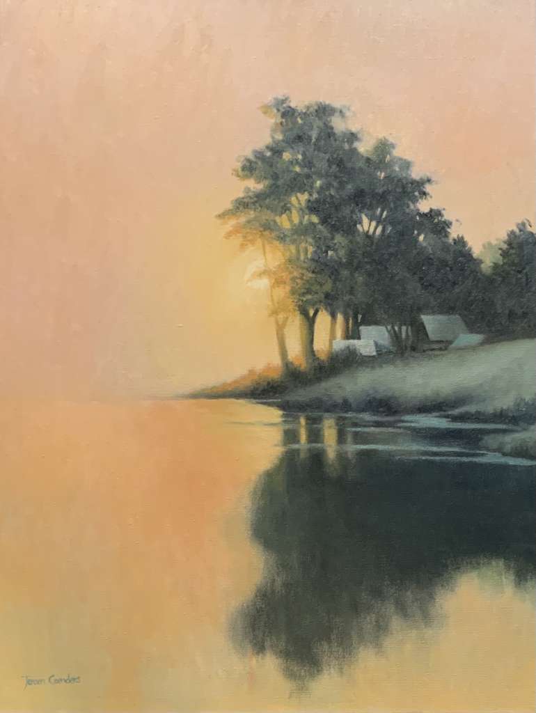 Sfeervol impressionistisch olieverfschilderij van Jeroen Coenders met een verstild meer bij zonsopgang of zonsondergang, waarbij de lage zon door een groep bomen schijnt en een warme gouden gloed over het water en de mistige lucht werpt.