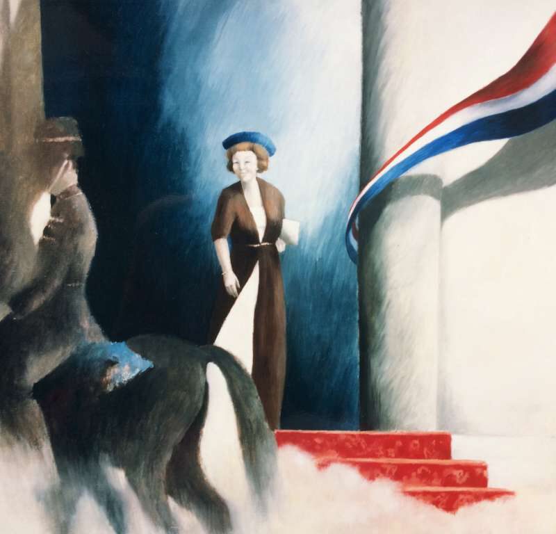 Schilderij door Jeroen Coenders van een formele ontvangst met een vrouwelijk figuur (Beatrix), rode loper en Nederlandse vlag.