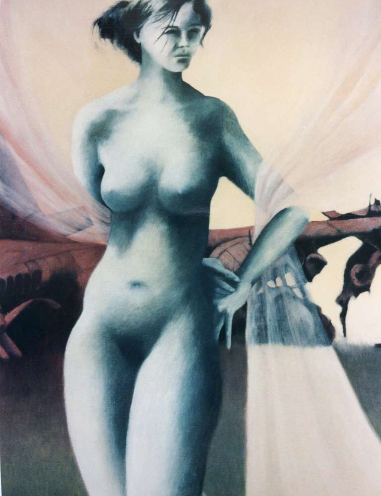 Artistiek naaktportret door Jeroen Coenders van een staande vrouw in blauwe tinten met transparante witte sluiers tegen een surrealistisch landschap.