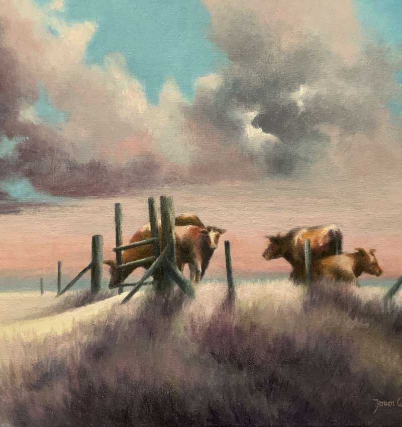 Schilderij door Jeroen Coenders van een groep runderen of koeien die langs een hekwerk op een begroeide dijk lopen, tegen een achtergrond van een wateroppervlak en een dramatische bewolkte lucht.