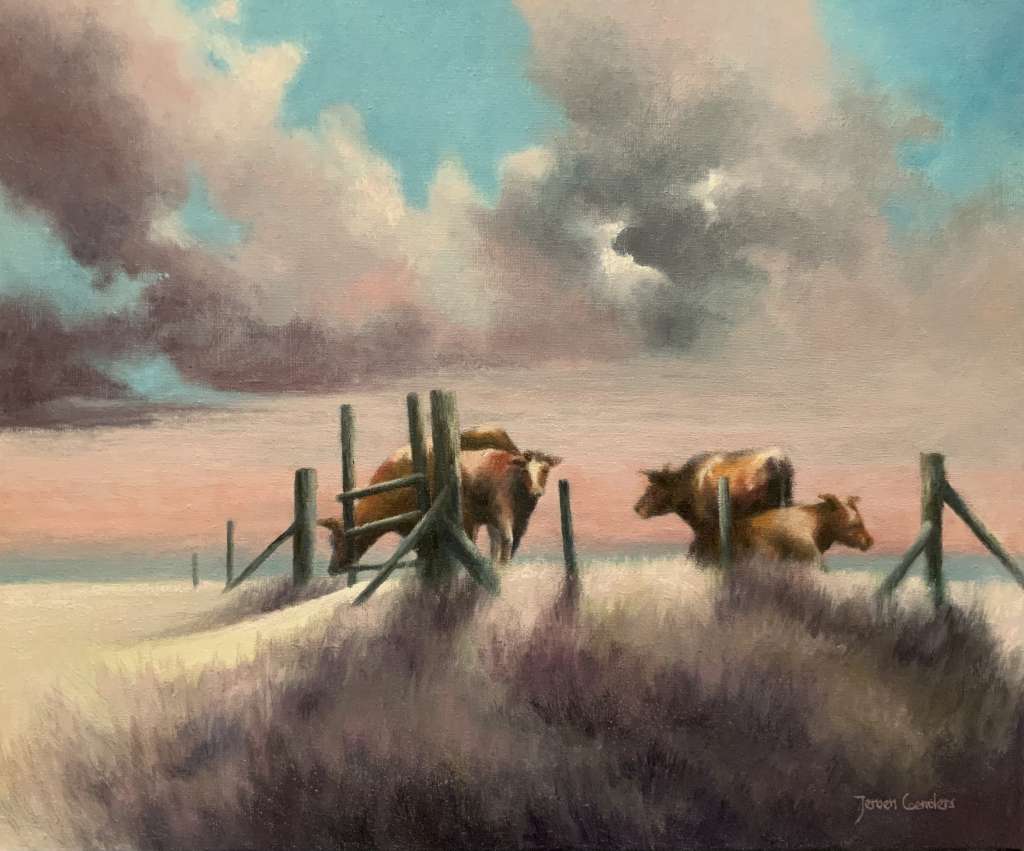 Schilderij door Jeroen Coenders van een groep runderen of koeien die langs een hekwerk op een begroeide dijk lopen, tegen een achtergrond van een wateroppervlak en een dramatische bewolkte lucht.